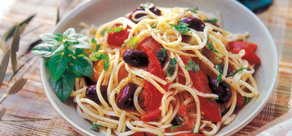 Μεσογειακό σπαγγέτι με ελιές, φέτα και κόκκινες πιπεριές